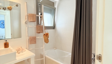 Resa Estates Ibiza longter rental Cala Tarida penthouse batrhoom ok.jpeg